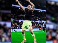 El arquero argentino se acercó a la tribuna de Aston Villa para intercambiar su camiseta con un niño, por un gorro navideño.