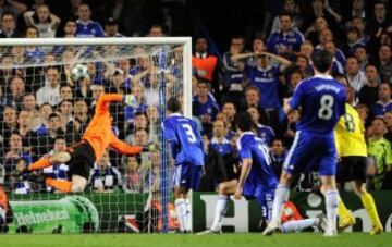 En el descuento de la semifinal de la edición de 2009. Le llegó un balón franco para el chut y la envió a la escuadra. Este gol dio el pase a la final que el Barça ganó en Roma al Manchester United.