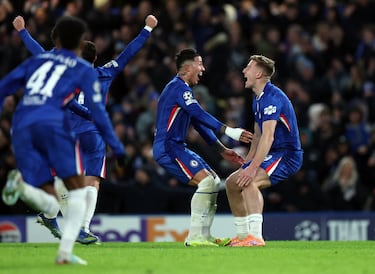 3-0. Liam Delap celebra el tercer tanto con Enzo Fernández.