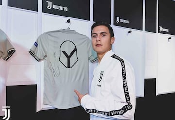 Once jugadores de Juventus, incluido Juan Cuadrado, fueron invitados por Adidas al primer aniversario de su tienda en Milán, la más grande de Italia. Cristiano Ronaldo brilló por su ausencia.