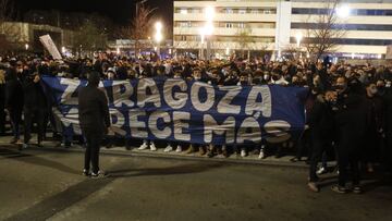 Los aficionados del Real Zaragoza protestan a las puertas del palco de La Romareda la pasada temporada.