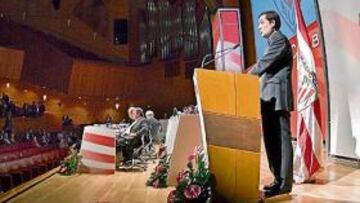 <b>EN MITAD DE LA INTERVENCIÓN. </b>García Macua, en su discurso inicial ante los compromisarios.