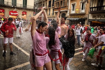 Numerosas personas disfrutan de la fiesta de San Fermín 2022 por las calles de Pamplona tras dos años sin celebrarse.