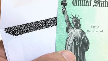 Sobre blanco con cheque del Departamento del Tesoro vía Getty Images.