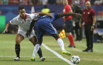 El delantero francés del Sevilla Ben Yedder y el defensa del Olympique de Lyon Mapou Yanga-Mbiwa