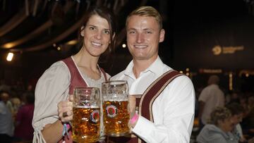 GRA535. MADRID, 22/09/2016.- Los deportistas Ruth Beitia y Marcus Walz, oros ol&iacute;mpicos en R&iacute;o 2016, posan durante la inauguraci&oacute;n hoy de la Paulaner Oktoberfest que vuelve por tercer a&ntilde;o a Madrid, en el Barclaycard Center. EFE/JuanJo Mart&iacute;n