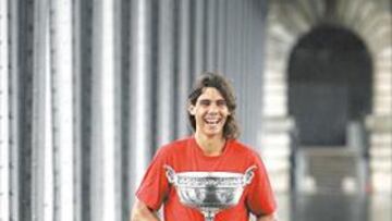 <b>REY DE PARÍS. </b>A mediodía de ayer, Nadal posó con la Copa de los Mosqueteros en el centro de París.