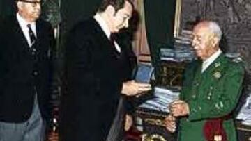 Franco recibe la medalla de honor del Barça en 1974, de manos de Agustín Montal.