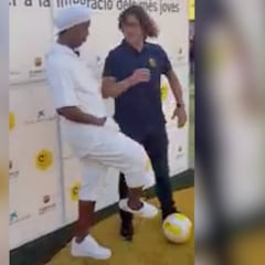 Ronaldinho vacila a Puyol con un 'cañito' y este se mosquea