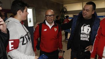 La expedición sevillista llegó ayer a la ciudad herculina con Sampaoli al frente.