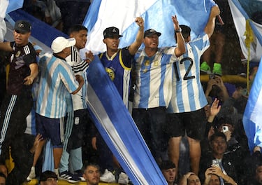 Aficionados argentinos dentro del estadio antes del partido.