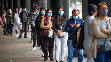 People queue outside a shopping mall in Lima on June 22, 2020, amid the COVID-19 coronavirus pandemic. - Peru began the reopening of the shopping malls on Monday, when the country celebrates 99 days of confinement and the confirmed cases of COVID-19 almost reach 255,000, in an attempt to accelerate the reactivation of the economy, which fell 40% year-on-year in April. (Photo by ERNESTO BENAVIDES / AFP)