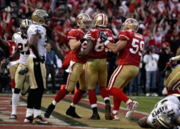 Llegamos al top 3 de partidos en Candlestick Park, que se corresponde con la trilogía de "La Recepción". Como si de El Padrino o de la Guerra de las Galaxias se tratase. Cine y football de muchos kilates y exitosas secuelas. Esta "Recepción III" (The Catch 3) es como se conoce a la jugada decisiva de la Ronda Divisional de 2011 contra los Saints de Drew Brees. A falta de poco más de minuto y medio, después de sendos cambios de liderato merced a sendos TDs de Alex Smith y de Drew Brees en las jugadas anteriores, el QB de los Niners conectó un pase de 47 yardas con Vernon Davis para poner el balón en la yarda 20. Pese a que un field goal les llevaría a la prórroga, en San Francisco decidieron ir a por todas. Completar la trilogía. Alex Smith volvió a lanzar el balón y Vernon Davis completo "la Recepción", parte 3, para llevar otra vez a los 49ers a la Final de Conferencia.