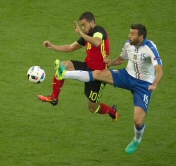 Eden Hazard y Andrea Barzagli. 