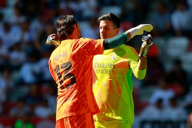 Xavi Guzmán y Koke Contreras durante el partido de Leyendas en entre el Real Madrid y el Fútbol Club Barcelona.