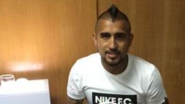 Arturo Vidal presentó a cachña, el balón oficial de la Copa América Chile 2015.