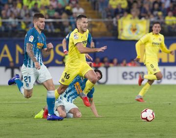 El jugador del Villarreal Pedraza trata de escaparse de la defensa rojiblanca. 