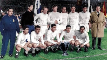 En la 1960-61. De pie y de izquierda a derecha: Vicente, Di St&eacute;fano, Santamar&iacute;a, Casado, Vidal, Pach&iacute;n y Mu&ntilde;oz; Agachados: Manol&iacute;n Bueno, Del Sol, Marquitos, Puskas y Gento.