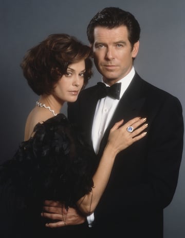 El actor irlandés Pierce Brosnan encarnó el personaje de James Bond en 4 películas durante los 90 del famoso agente secreto 007. Teri Hatcher fue la actriz escogida como "Chica Bond" para 'El mañana nunca muere'. El conflicto en el rodaje se debió a la poca paciencia de Brosnan con los retrasos de Hatcher a la hora de rodar las escenas junto a él. Las continuas indisposiciones de Hatcher, se supo después, fueron por los síntomas del inicio del embarazo.