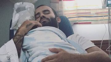 Jes¨¦ Rodr¨ªguez dormido con su hijo Nyan en el hospital.
