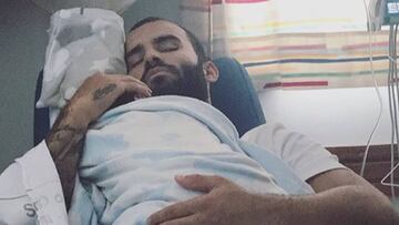 Jesé Rodríguez dormido con su hijo Nyan en el hospital.