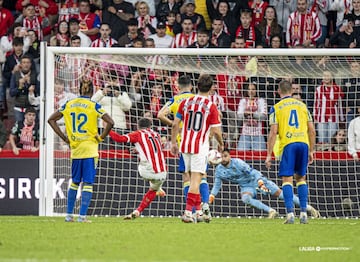 David Gil no pudo hacer nada en el penalti lanzado por Campuzano en el minuto 92. Foto: LaLiga.