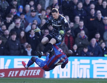 Escalofriante patada del portero Liam Roberts del Millwall de la Championship a Jean-Philippe Mateta jugador del Crystal Palace durante el encuentro de la FA Cup. 