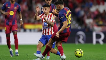 Soccer Football - LaLiga - Atletico Madrid v FC Barcelona - Riyadh Air Metropolitano, Madrid, Spain - April 4, 2026 FC Barcelona's Gerard Martin fouls Atletico Madrid's Thiago Almada before is shown a red card REUTERS/Gonzalo Fuentes TPX IMAGES OF THE DAY