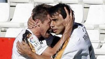 SEGUNDO GOL. Cuevas celebra con Kike su gol.