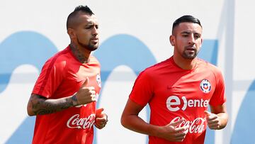 Futbol, entrenamiento de la seleccion chilena.
Copa America Centenario 2016.
Los jugadores de la seleccion chilena Arturo Vidal, izquierda, y Mauricio Isla son fotografiados durante la practica en el estadio Lincoln Financial Field de Filadelfia, Estados Unidos.
12/06/2016
Andres Pina/Photosport*********
Football, Chilean national team training session.
Copa America Centenario Championship 2016.
Chile's players Arturo Vidal, left, and Mauricio Isla are pictured during the practice at the Lincoln Financial Field stadium in Philadelphia, United States.
12/06/2016
Andres Pina/Photosport