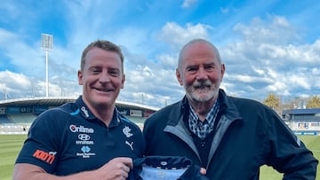 La leyenda de fútbol australiano Robert Walls posa con una camiseta del Carlton FC, su equipo del que fue jugador y entrenador