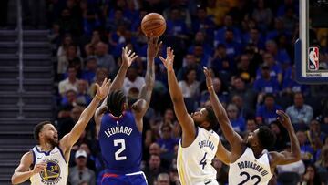 SAN FRANCISCO, CALIFORNIA - OCTOBER 24: Kawhi Leonard #2 of the LA Clippers shoots over Stephen Curry #30, Omari Spellman #4, and Glenn Robinson III #22 of the Golden State Warriors at Chase Center on October 24, 2019 in San Francisco, California. NOTE TO USER: User expressly acknowledges and agrees that, by downloading and or using this photograph, User is consenting to the terms and conditions of the Getty Images License Agreement. Ezra Shaw/Getty Images/AFP
== FOR NEWSPAPERS, INTERNET, TELCOS & TELEVISION USE ONLY ==