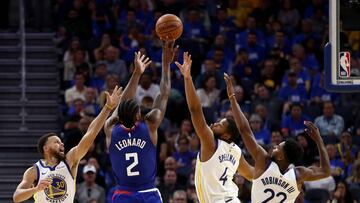 SAN FRANCISCO, CALIFORNIA - OCTOBER 24: Kawhi Leonard #2 of the LA Clippers shoots over Stephen Curry #30, Omari Spellman #4, and Glenn Robinson III #22 of the Golden State Warriors at Chase Center on October 24, 2019 in San Francisco, California. NOTE TO USER: User expressly acknowledges and agrees that, by downloading and or using this photograph, User is consenting to the terms and conditions of the Getty Images License Agreement.   Ezra Shaw/Getty Images/AFP
 == FOR NEWSPAPERS, INTERNET, TELCOS &amp; TELEVISION USE ONLY ==