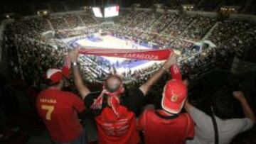 Hinchas del CAI en el interior del pabellón.
