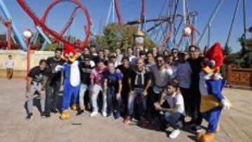 CON INIESTA Y TODO EL EQUIPO. Messi acudió ayer a Port Aventura con sus compañeros y sus familias para pasar un día de grupo.