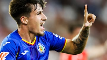 SEVILLA, 25/08/2025.- El delantero del Getafe Adrián Liso celebra tras marcar el 0-1 durante el partido correspondiente a la segunda jornada de LaLiga EA Sports entre Sevilla y Getafe disputado este lunes en el estadio Sánchez Pizjuán de Sevilla. EFE/José Manuel Vidal