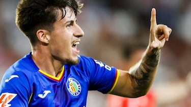 SEVILLA, 25/08/2025.- El delantero del Getafe Adrián Liso celebra tras marcar el 0-1 durante el partido correspondiente a la segunda jornada de LaLiga EA Sports entre Sevilla y Getafe disputado este lunes en el estadio Sánchez Pizjuán de Sevilla. EFE/José Manuel Vidal