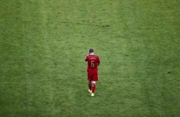 JUNIO 2014. Andrés Iniesta abandona cabizbajo el terreno de juego de Maracaná tras perder con la selección de Chile. Mala actuación de 'La Roja' en el Mundial de Brasil. 
BESTPIX