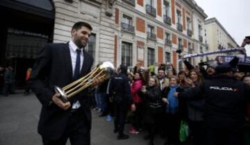 El nuevo Campeón visitó el Ayuntamiento y la sede de la Comunidad de Madrid para ofrecer la Copa del Rey a todos los aficionados. Felipe Reyes con la Copa. 