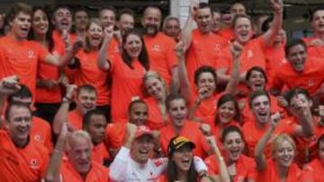 <b>EUFORIA. </b>Miembros de McLaren celebrando la victoria de Button.