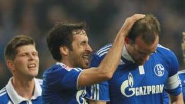 Raúl felicita a Metzelder por el gol.