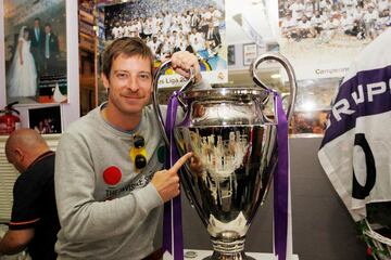 Manu Baqueiro, con una réplica de la Copa de Europa. 