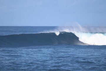 Ahmed Erraji practicando bodysurf en la ola gigante de La Santa (Lanzarote).