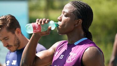 El volante de marca ha alternado entre ser titular y suplente en los cinco partidos amistosos que ha disputado el West Ham United. Sin embargo, en todos ha logrado sumar minutos. La ‘Roca’ anotó en la victoria frente al Altach y realizó una asistencia en el juego frente al Hertha Berlin.