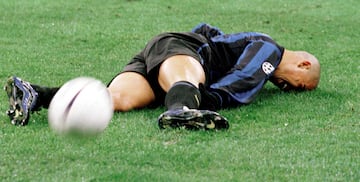 Todo el mundo está de acuerdo en que el brasileño es uno de los mejores delanteros de todos los tiempos, pero su carrera cambió la temporada 1999-2000. Estaba en juego la final de la Copa de Italia entre el Inter de Milán y la Lazio cuando Ronaldo se rompió el tendón rotuliano. Tras una larguísima y dura recuperación, volvió a jugar ocho meses después. Más tarde ficharía por el Real Madrid. El resto, es historia.