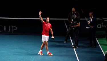 Visiblemente emocionado se despedía del público del Martín Carpena, entre aplausos.
