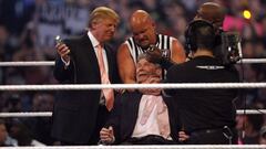 Donald Trump, Stone Cold Steve Austin y Bobby Lashley se preparan para cortale el pelo a Vince McMahon en el, &quot;Hair vs. Hair&quot; de WrestleMania 23 en 2007.