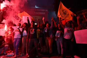 Una multitud se han manifestado frente a la Embajada de España en Brasilia, capital de Brasil, para denunciar el racismo con motivo del 'Caso Vinicius'.