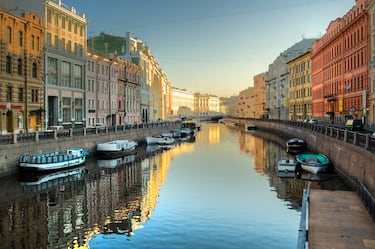 San Petersburgo es conocida como la "Venecia del Norte" debido a su red de más de 60 canales y ríos que atraviesan la ciudad, sumando unos 300 kilómetros de vías navegables. El Canal Griboedov, con 5 km de longitud, es famoso por albergar la icónica Iglesia del Salvador sobre la Sangre Derramada y el histórico Puente del Banco con sus grifos de alas doradas.