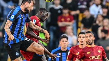 Inter Milan's Italian defender Francesco Acerbi (L) and AS Roma's Guinean midfielder Mady Camara go for a header during the Italian Serie A football match between AS Rome and Inter Milan on May 6, 2023 at the Olympic stadium in Rome. (Photo by Vincenzo PINTO / AFP)